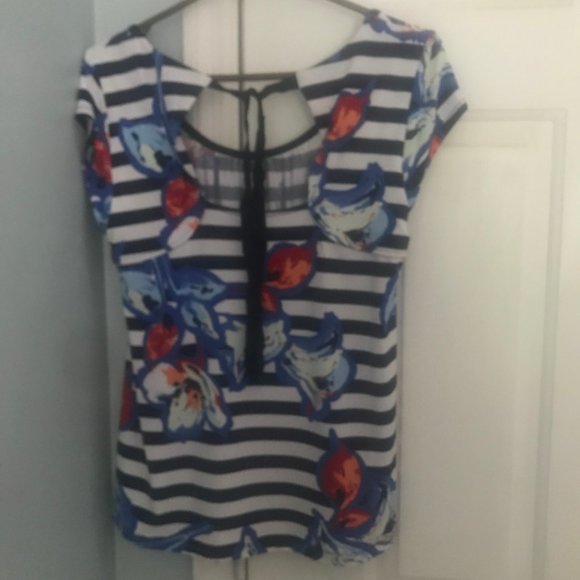 | Cynthia Rowley | Make an Offer | Blue & White Floral top - Picture 2 of 3